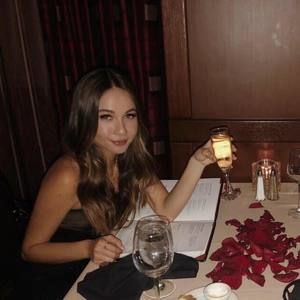 Meet your Posher, Emi